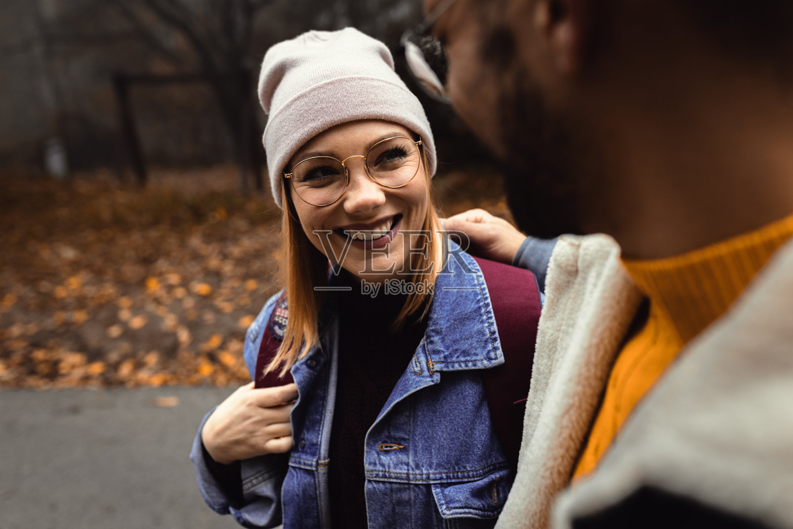 一对情侣在雾蒙蒙的早晨一起走在林间小路上。照片摄影图片