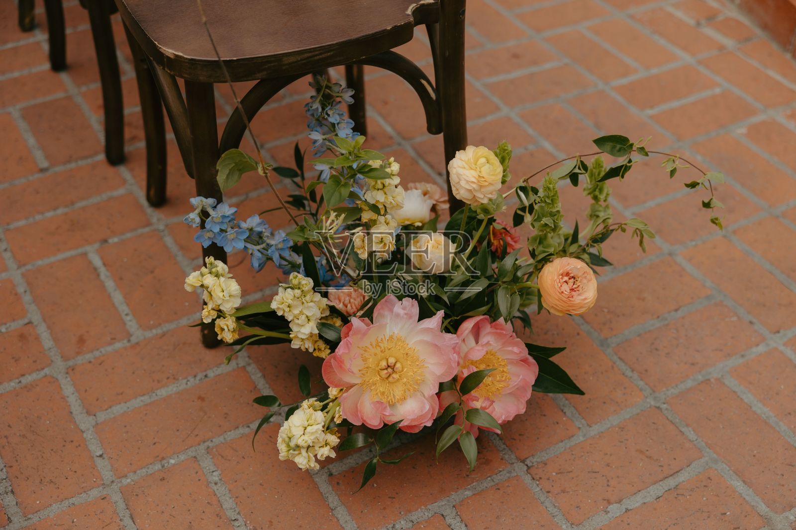 户外婚礼场地砖地板上欢快的插花照片摄影图片