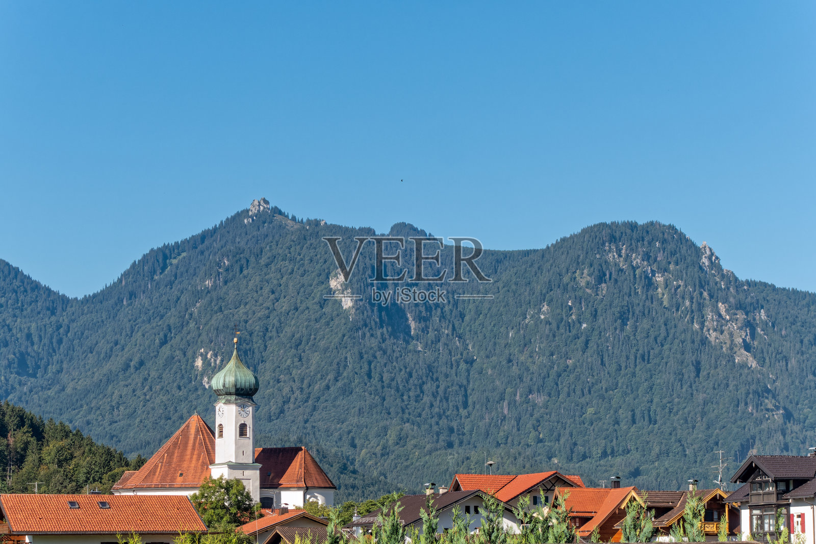 巴伐利亚村庄Eschenlohe的圣克莱门斯教区教堂照片摄影图片