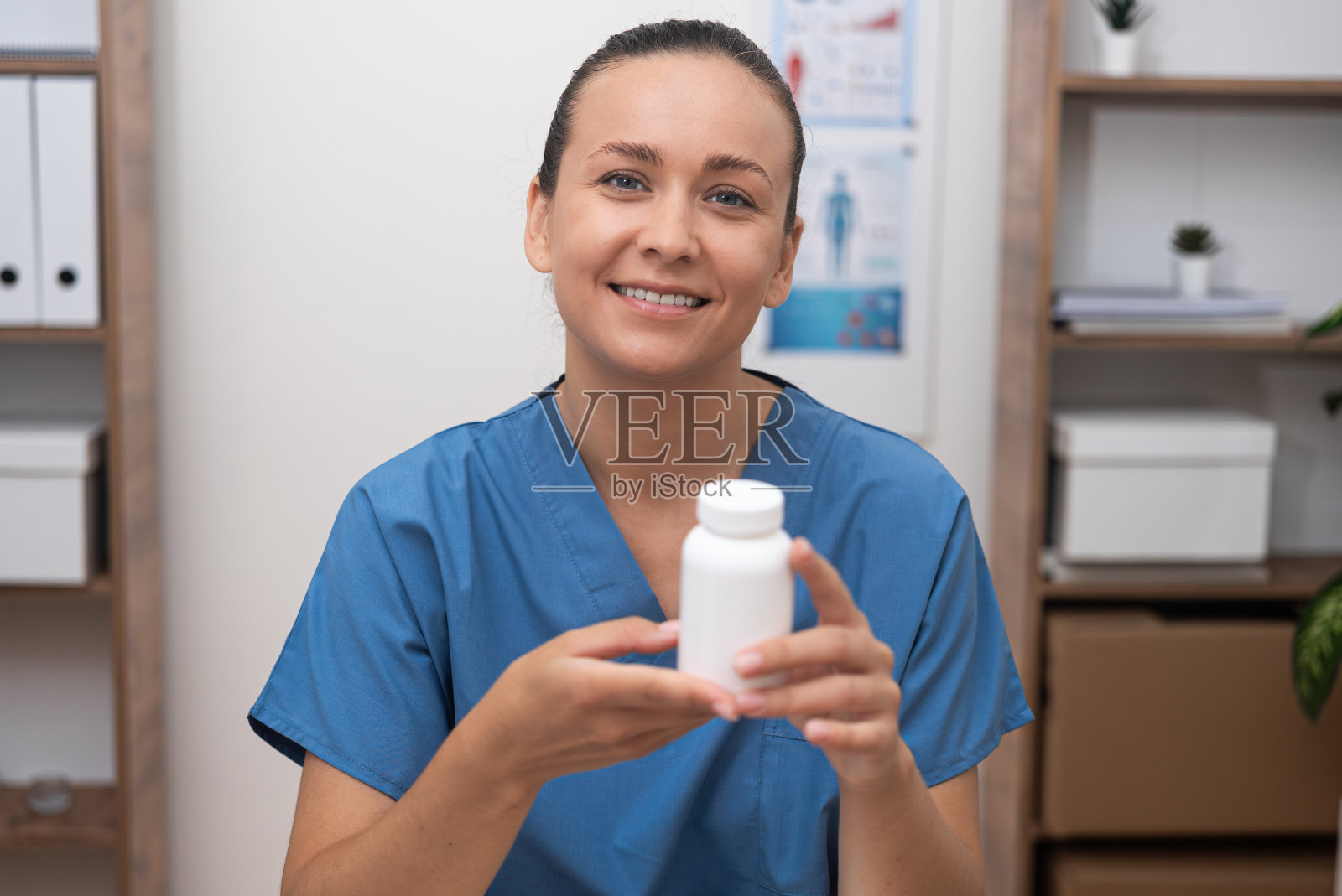 微笑的女药剂师推荐白色药瓶上有药片的创新药物照片摄影图片