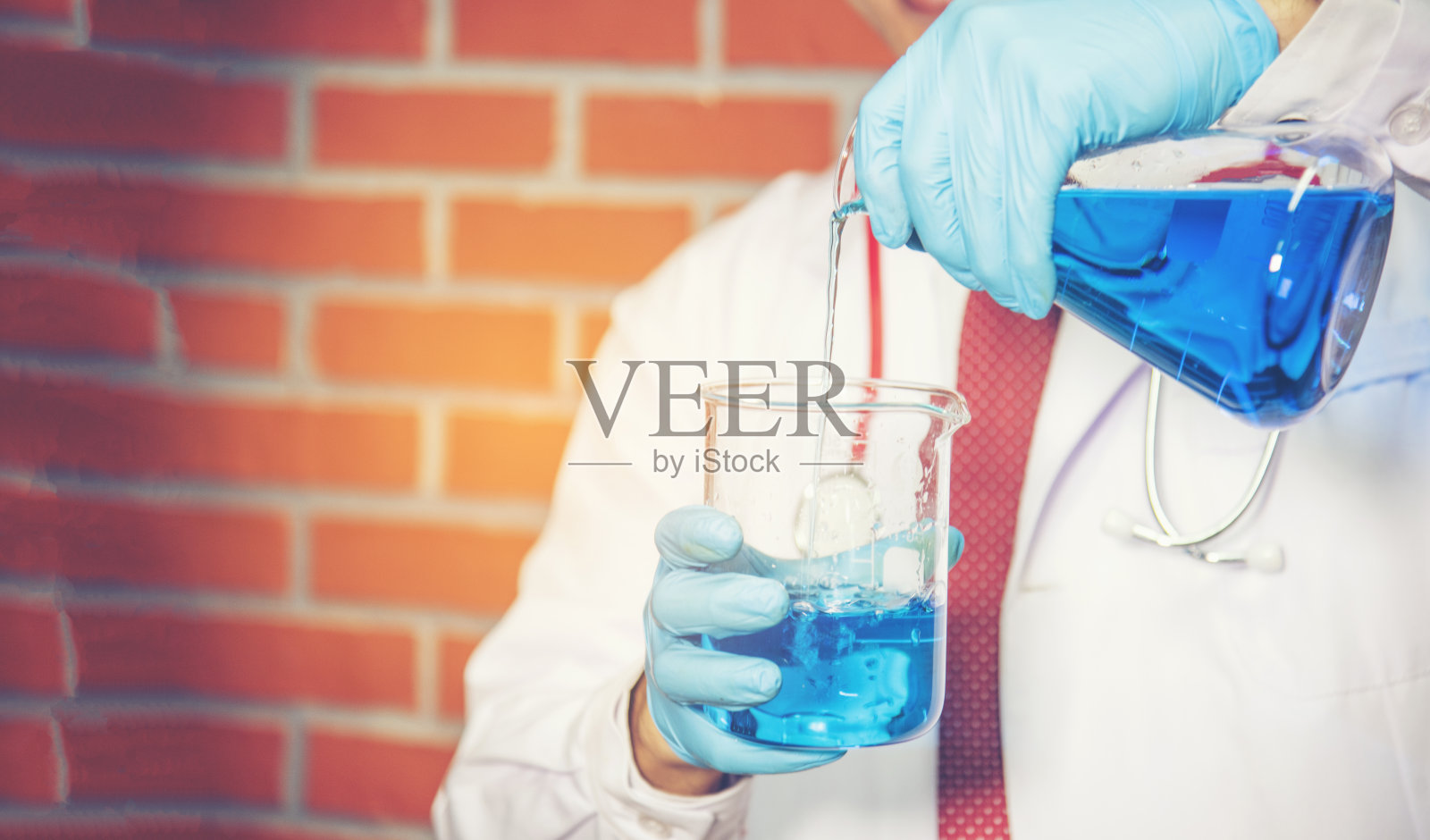 手科学家研究卫生保健和研究人员做一些研究滴管化学测试和工作在生命科学实验室。照片摄影图片