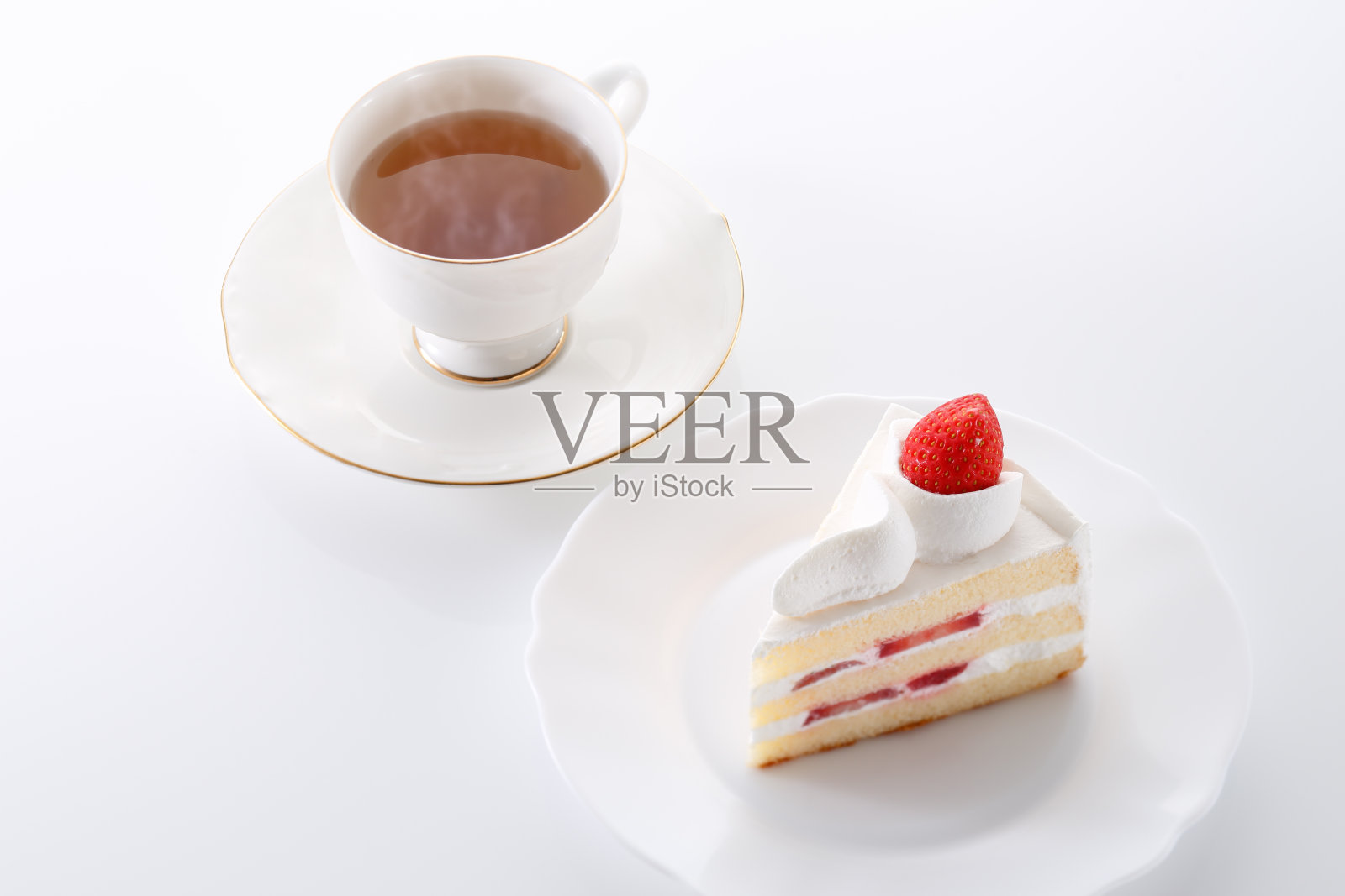 看起来很美味的酥饼,上面有新鲜的草莓照片摄影图片