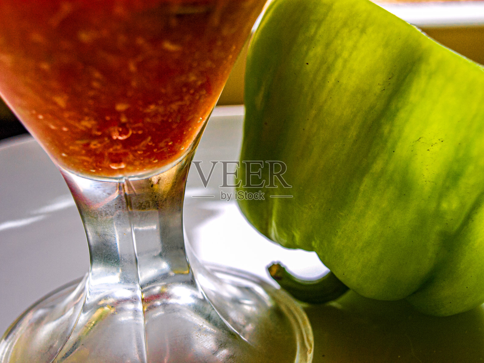 番茄酱,倒入花瓶,甜椒片,特写照片摄影图片