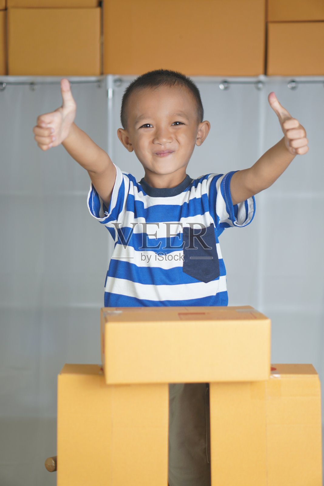 男孩练习网上销售准备成为产品模特照片摄影图片