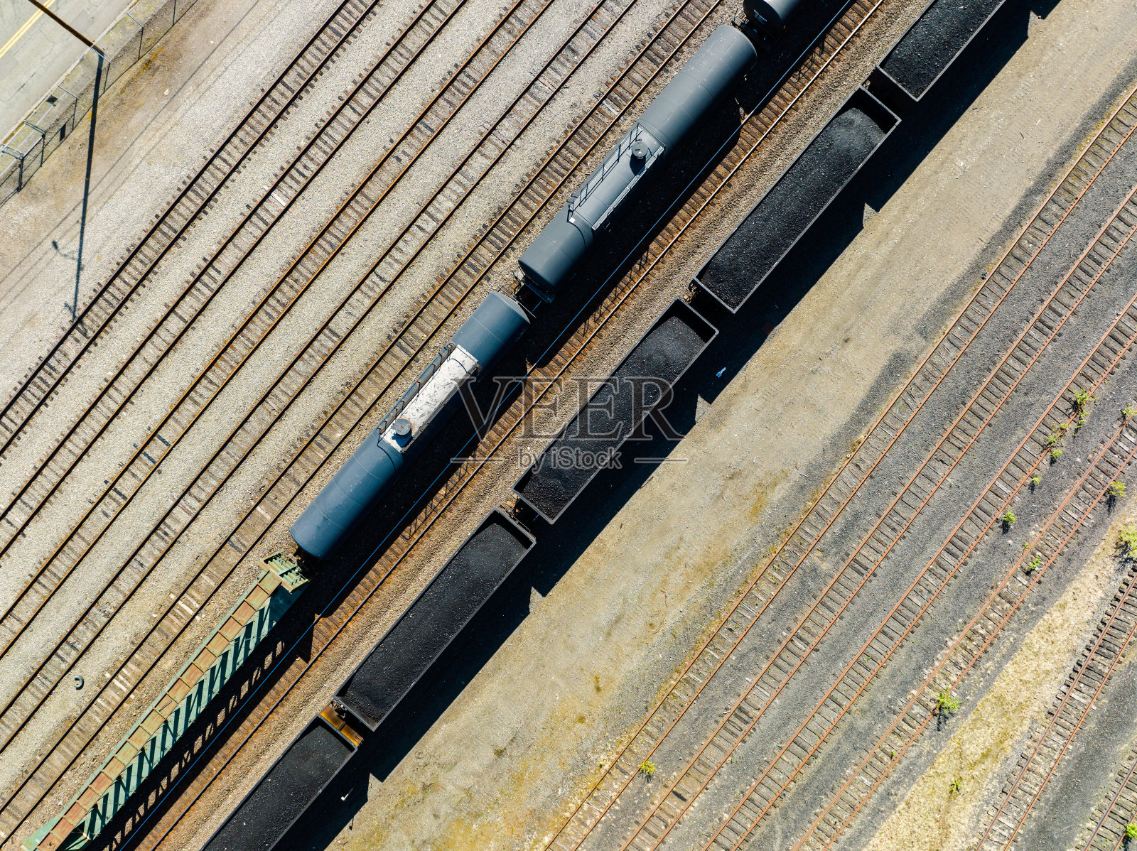 铁路车辆和轨道的鸟瞰图照片摄影图片