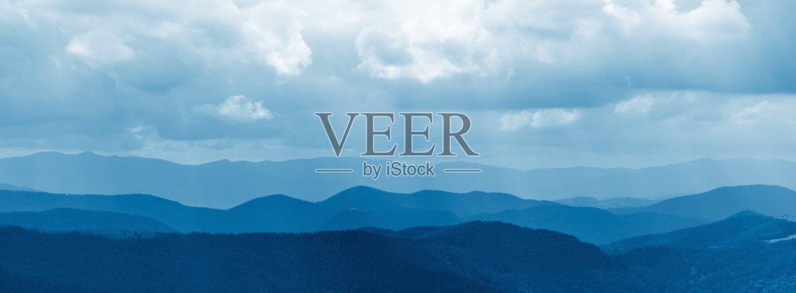 美丽的大自然全景,深蓝色的山景。水平的形象。照片摄影图片