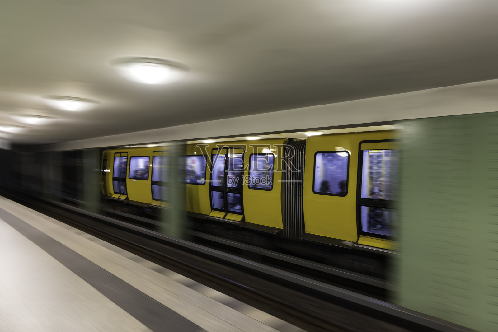 有列车运行的地铁站(散焦摘要)照片摄影图片