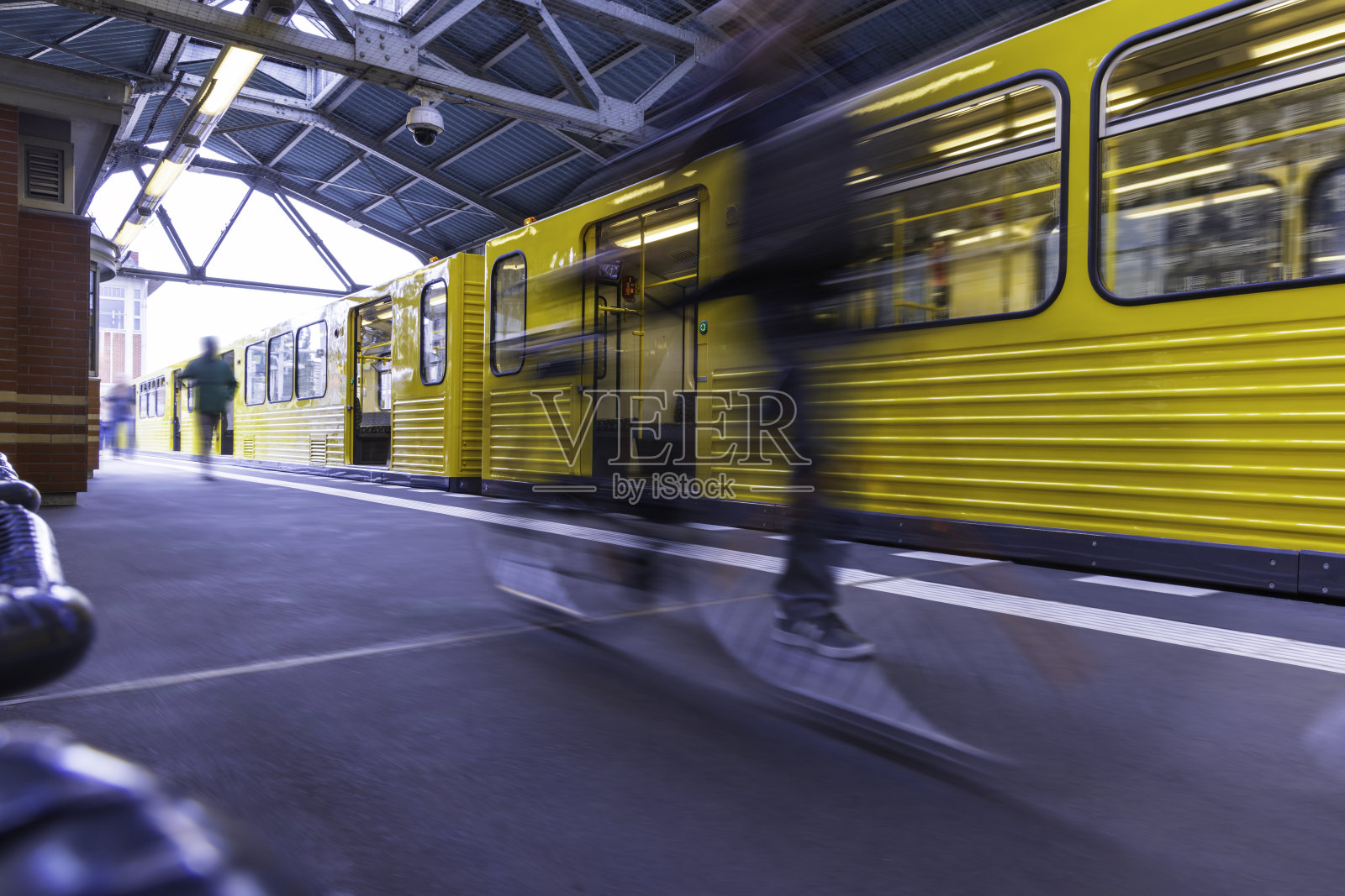 现代化的火车站有运行的火车照片摄影图片