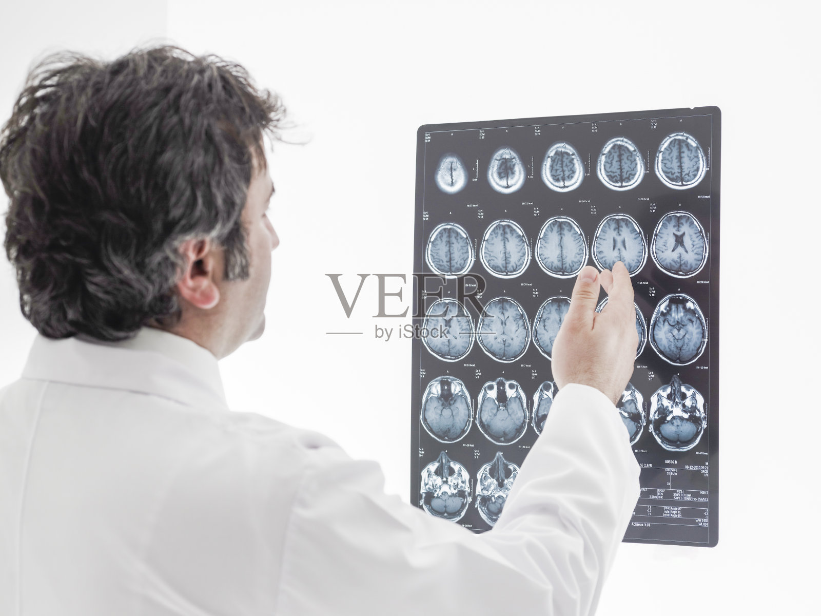 医生在分析CT扫描。照片摄影图片