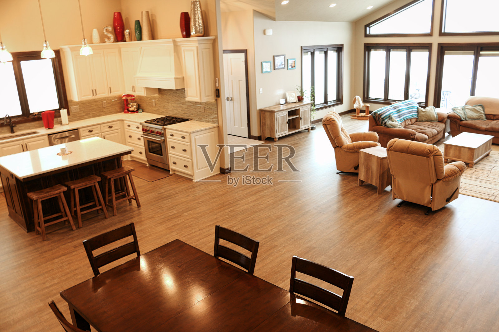 大型开放式厨房,餐厅和客厅照片摄影图片