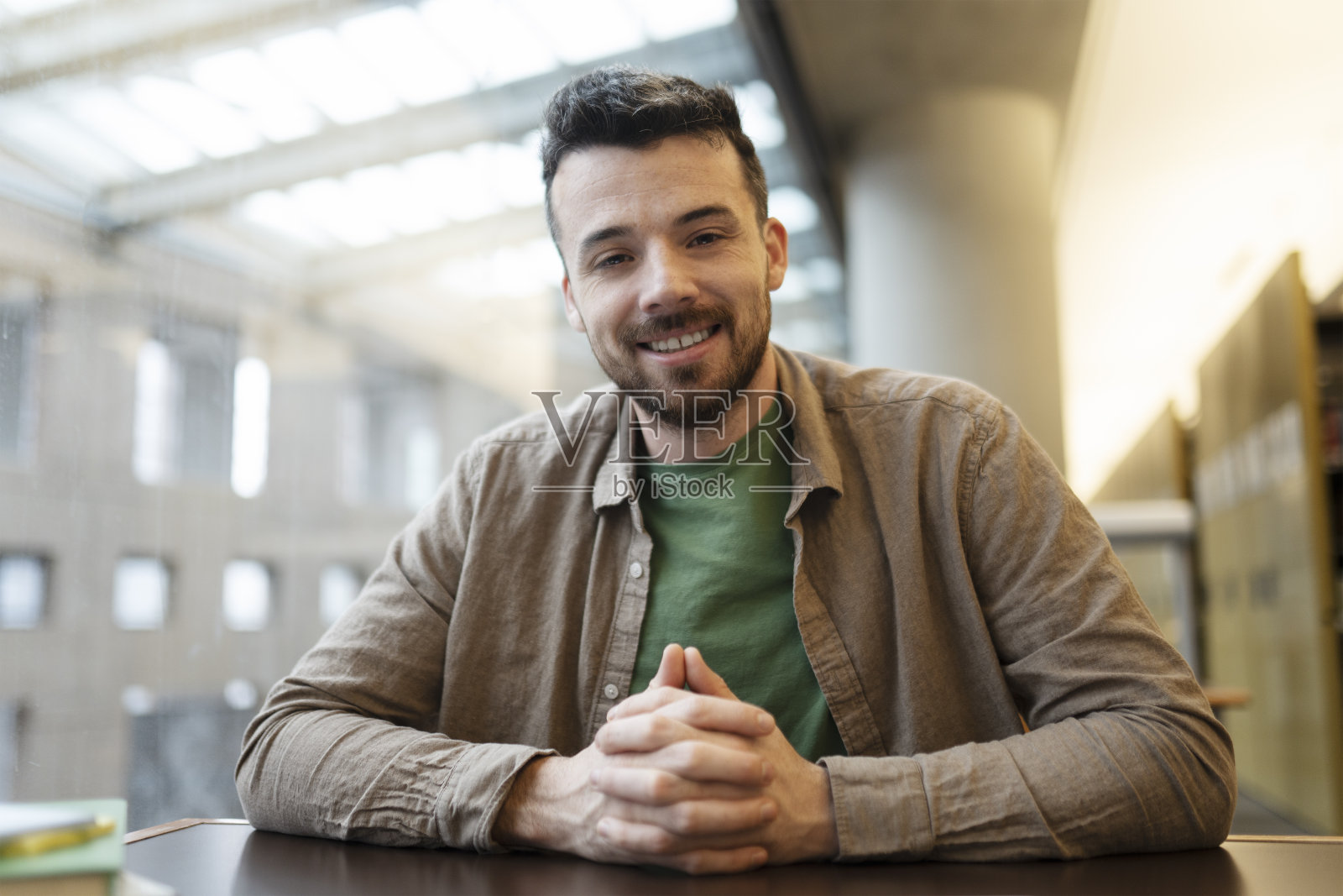 英俊微笑的拉丁学生看着相机的肖像。教育的概念照片摄影图片