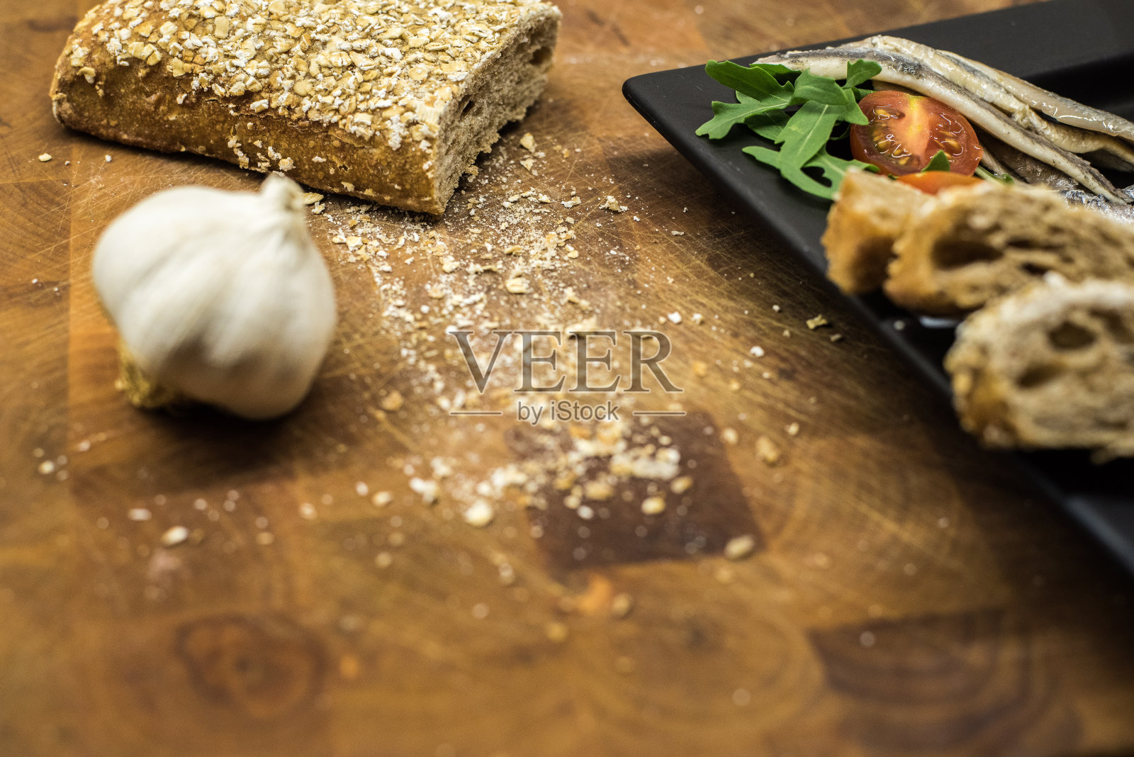 一盘凤尾鱼配西红柿和自制面包照片摄影图片