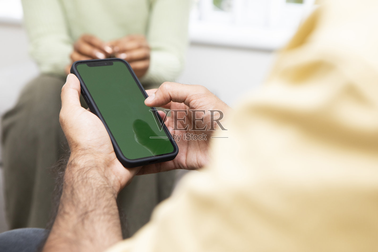 在家里使用移动应用程序的手特写照片摄影图片
