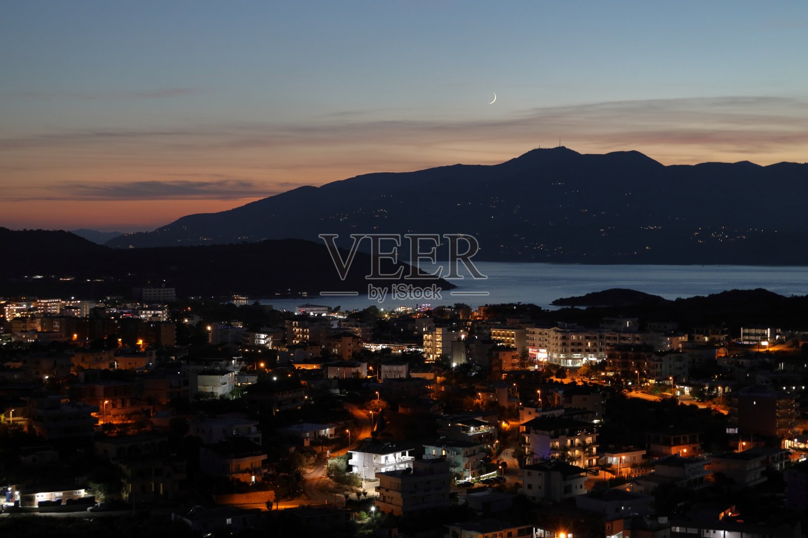 Ksamil在阿尔巴尼亚,背景是科孚岛照片摄影图片