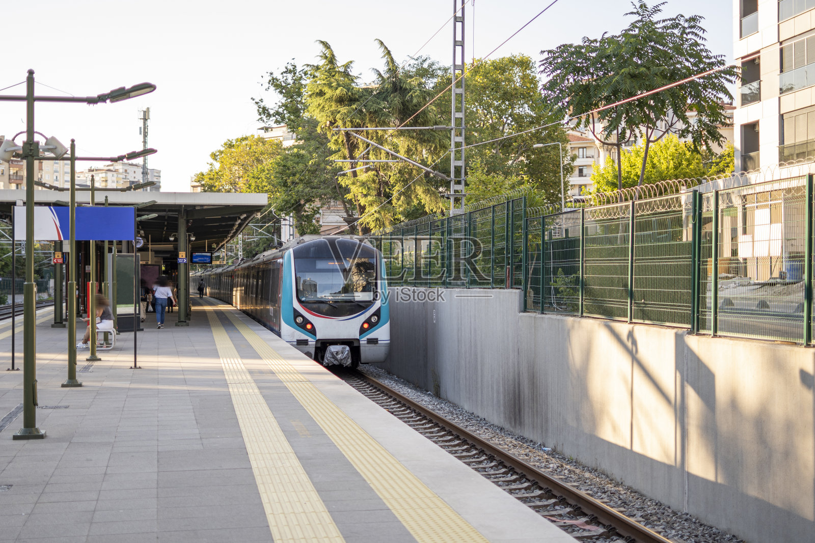 土耳其伊斯坦布尔一辆行驶中的有轨电车照片摄影图片