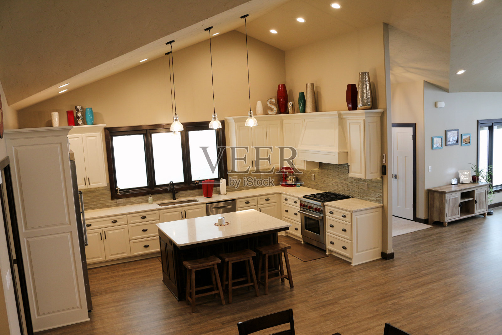 带拱形天花板的开放式概念厨房照片摄影图片