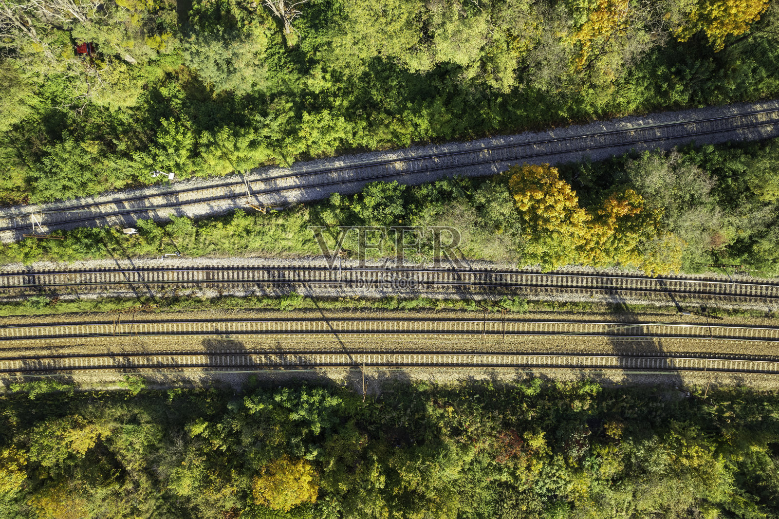 乡村风景中有很多铁轨照片摄影图片