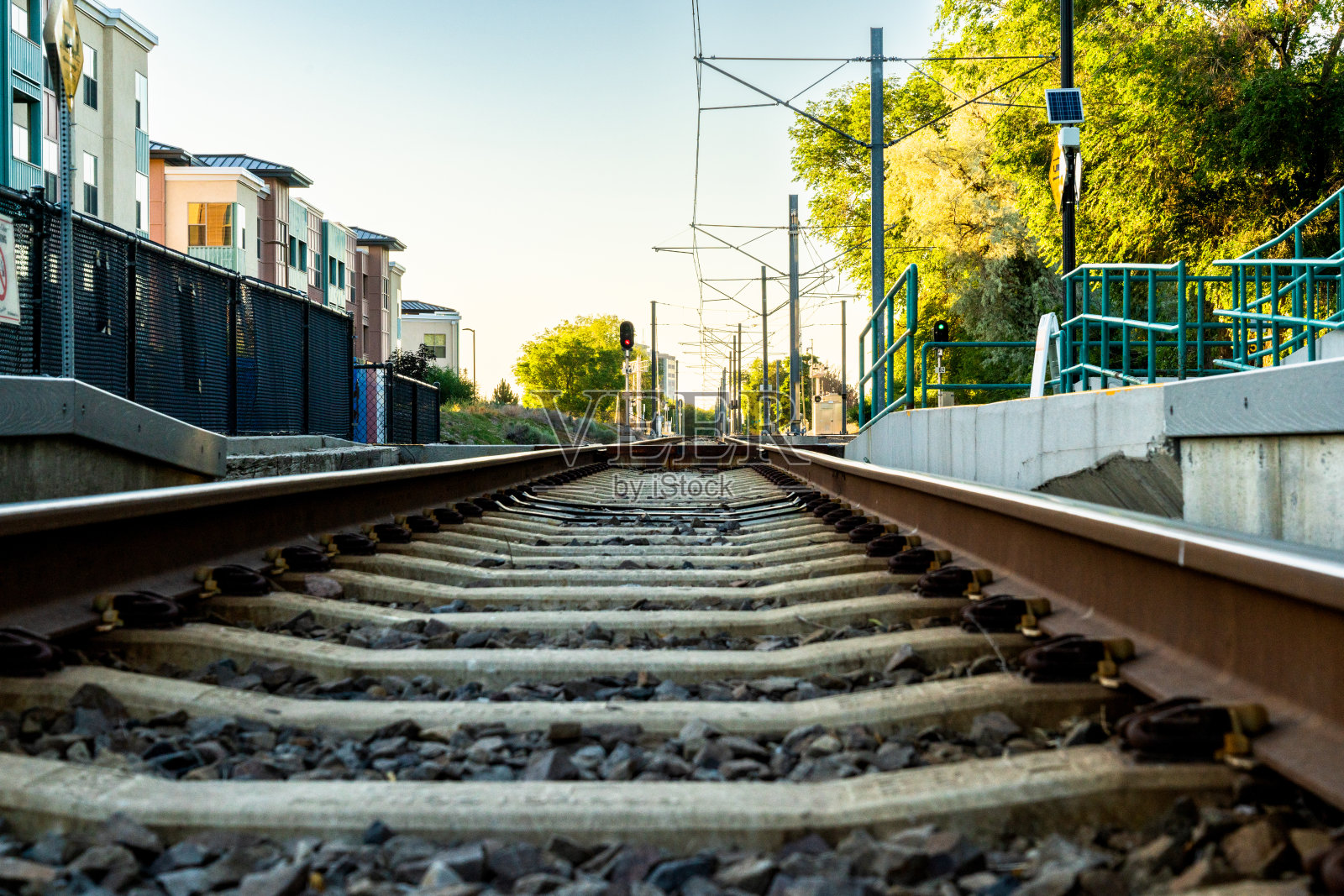 整洁的火车站,阳光明媚的夏日,壮丽的群山映入眼帘。照片摄影图片