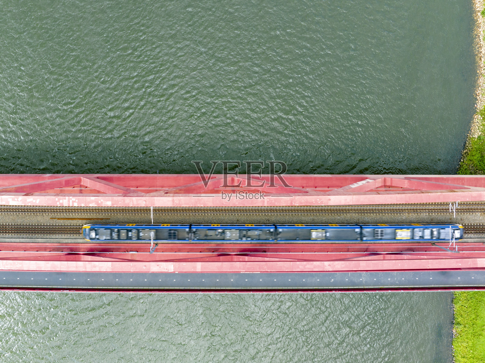 河上铁路桥上的铁轨,从上面看火车经过照片摄影图片