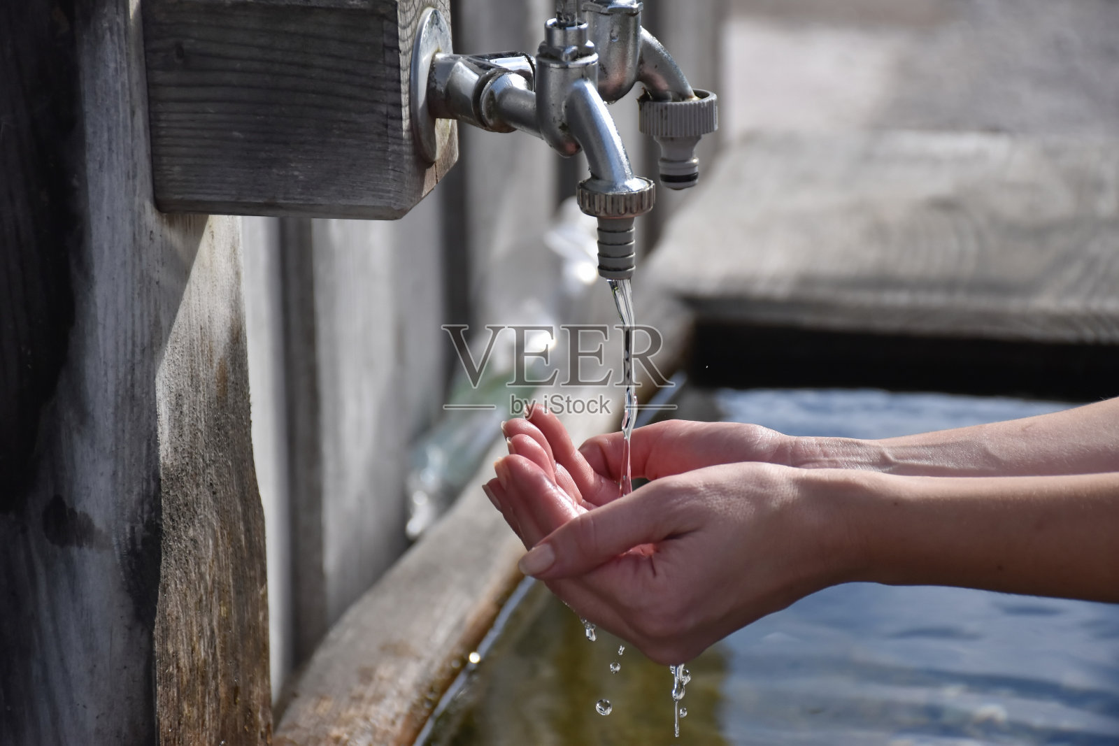 洗手的女人照片摄影图片