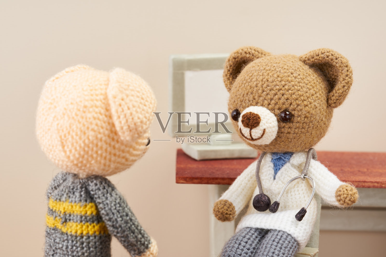 手工编织玩具。可爱的小动物龟龟娃娃。咨询照片摄影图片