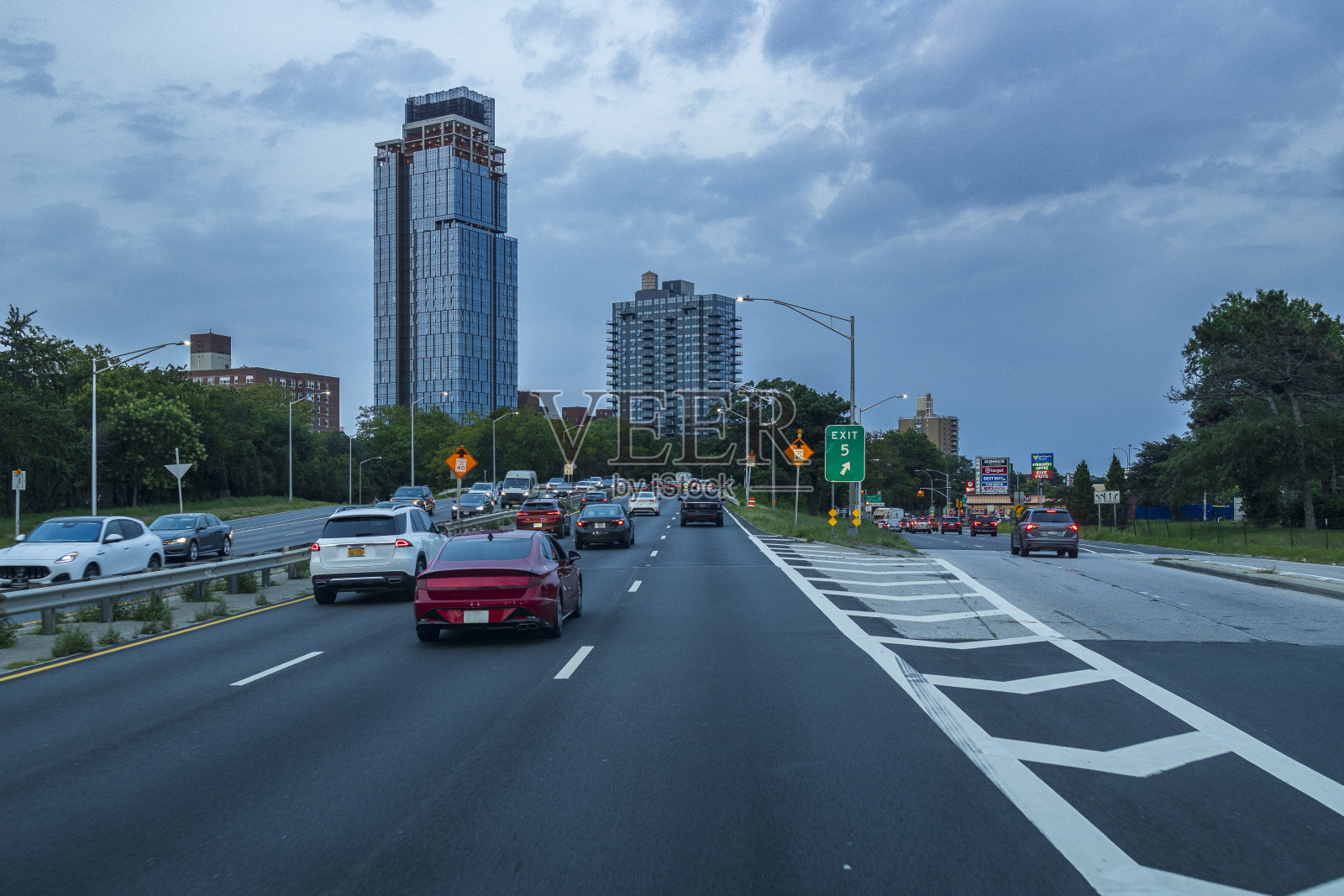 多车道高速公路与一个出口到繁忙的道路上带公园大道高速公路的布鲁克林。摩天大楼映衬着纽约的蓝天。车窗外的景色照片摄影图片