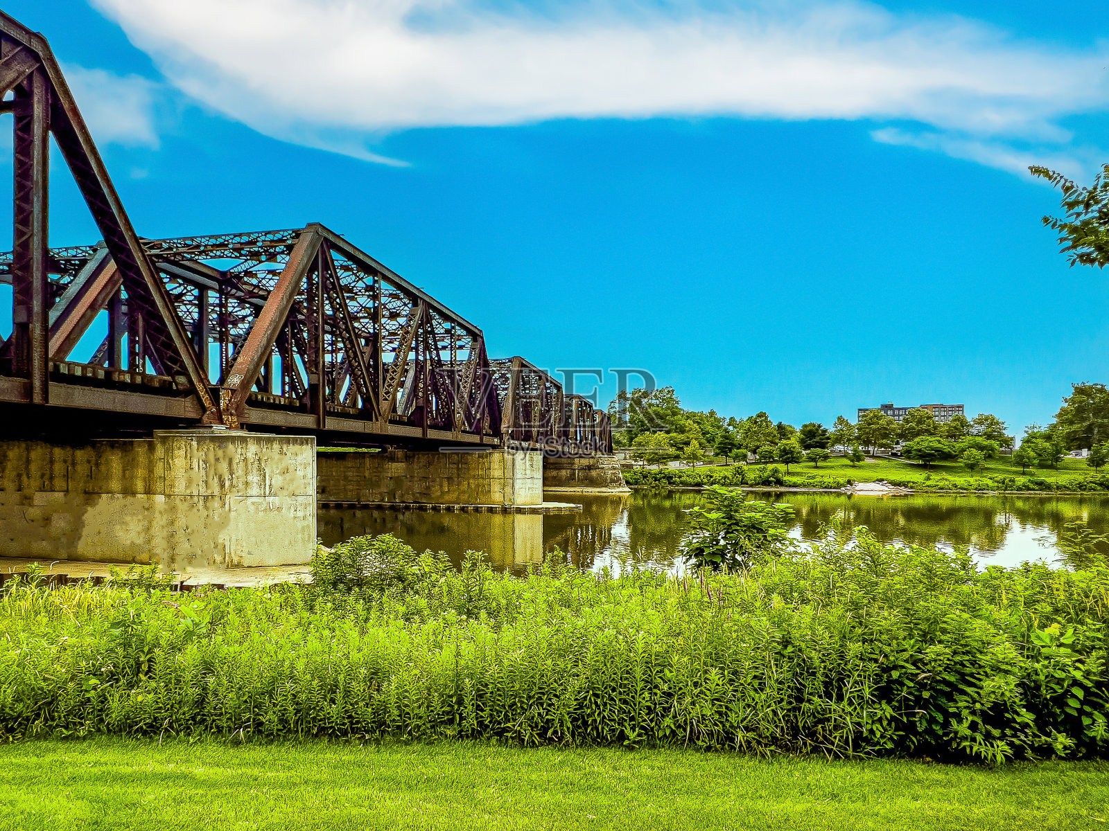 横跨俄亥俄州哥伦布市西奥托河的铁路栈桥照片摄影图片