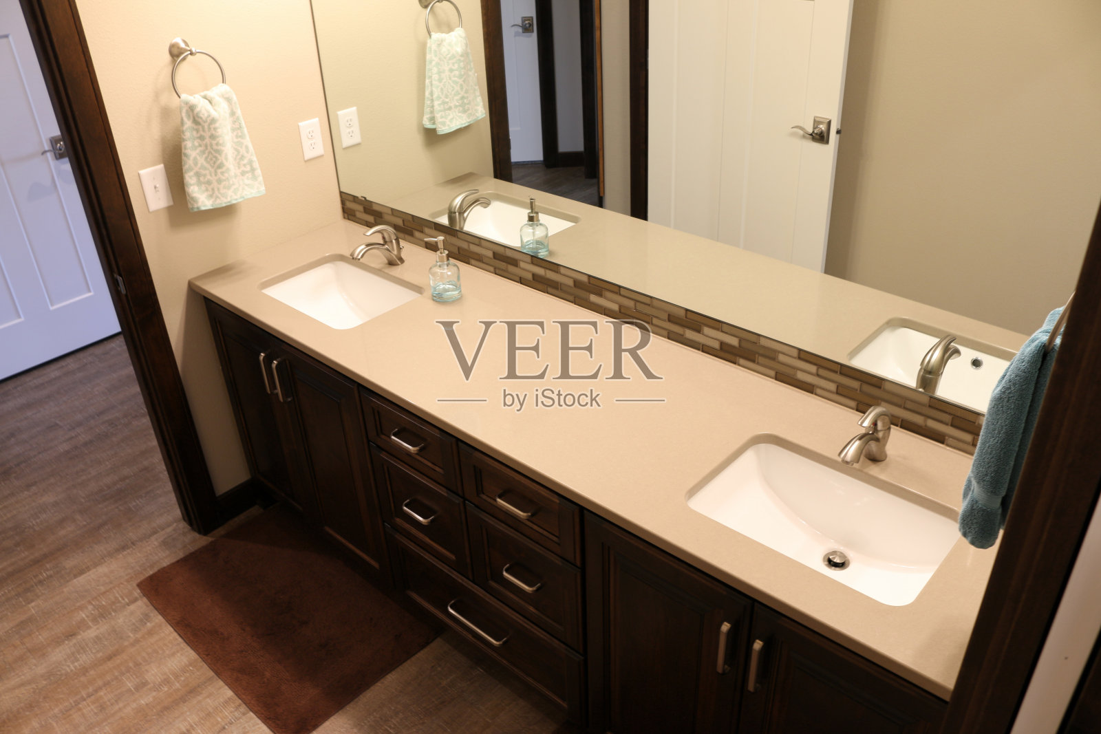 双人梳妆台浴室照片摄影图片