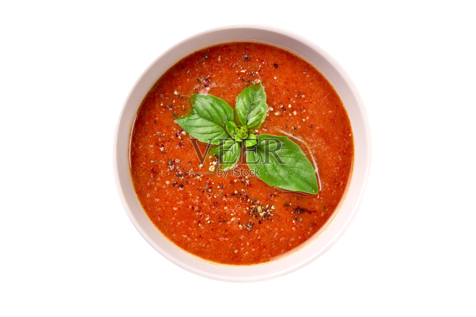白底罗勒和香料番茄奶油汤照片摄影图片