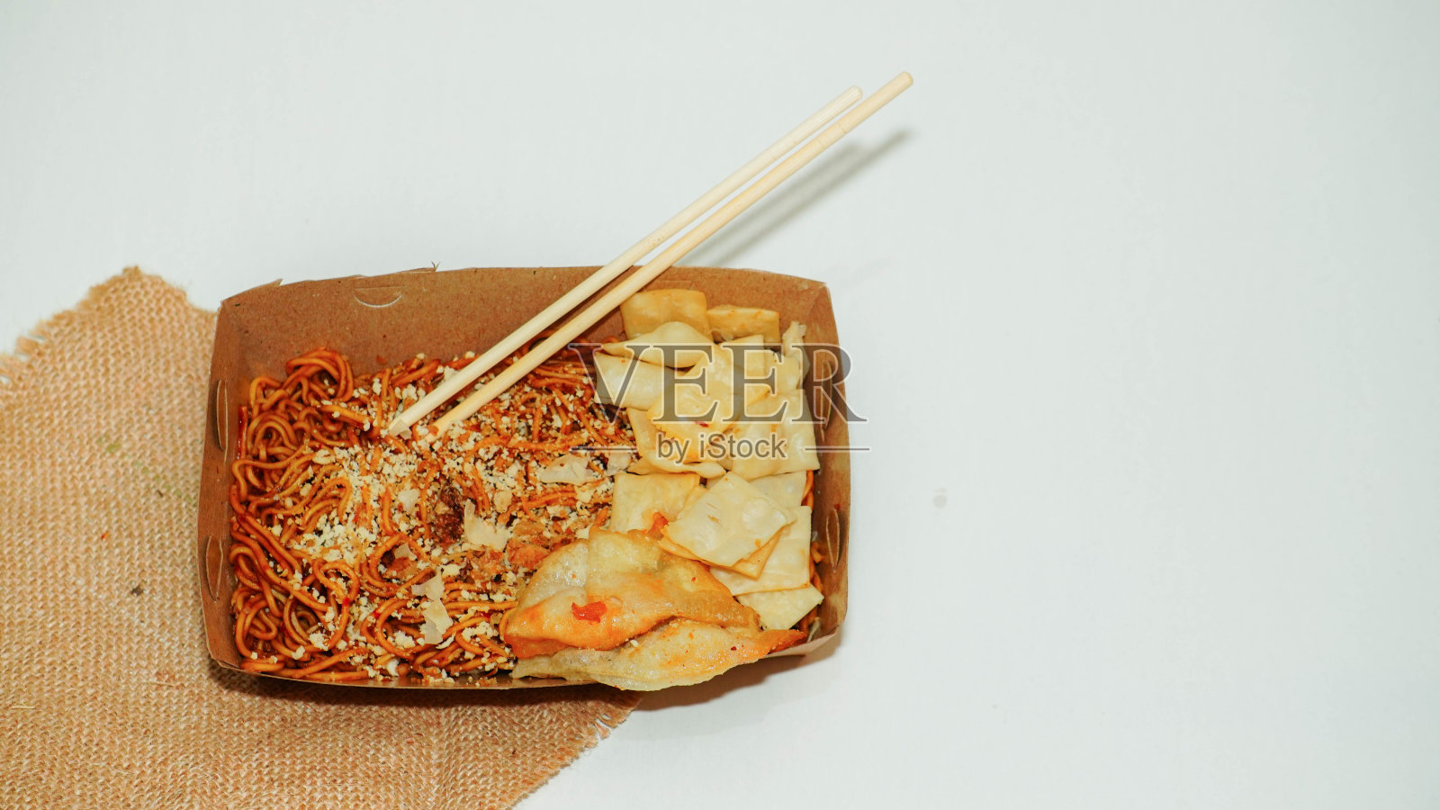 烤炸馄饨面照片摄影图片