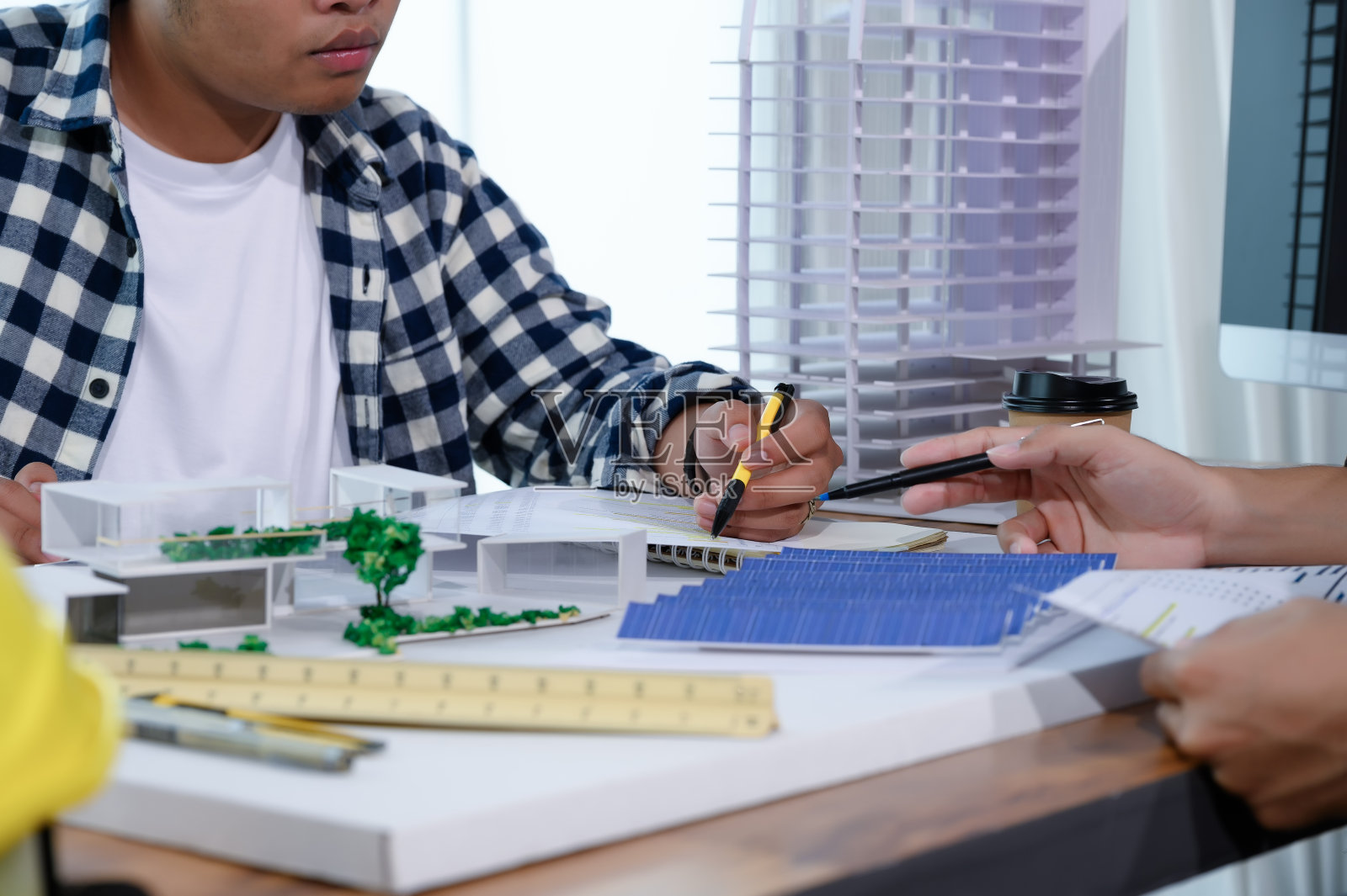 亚洲建筑师学生学习现代住宅设计,寻找利用自然替代能源或使用自然可再生能源的方法,为可持续未来的环保生活的概念。照片摄影图片