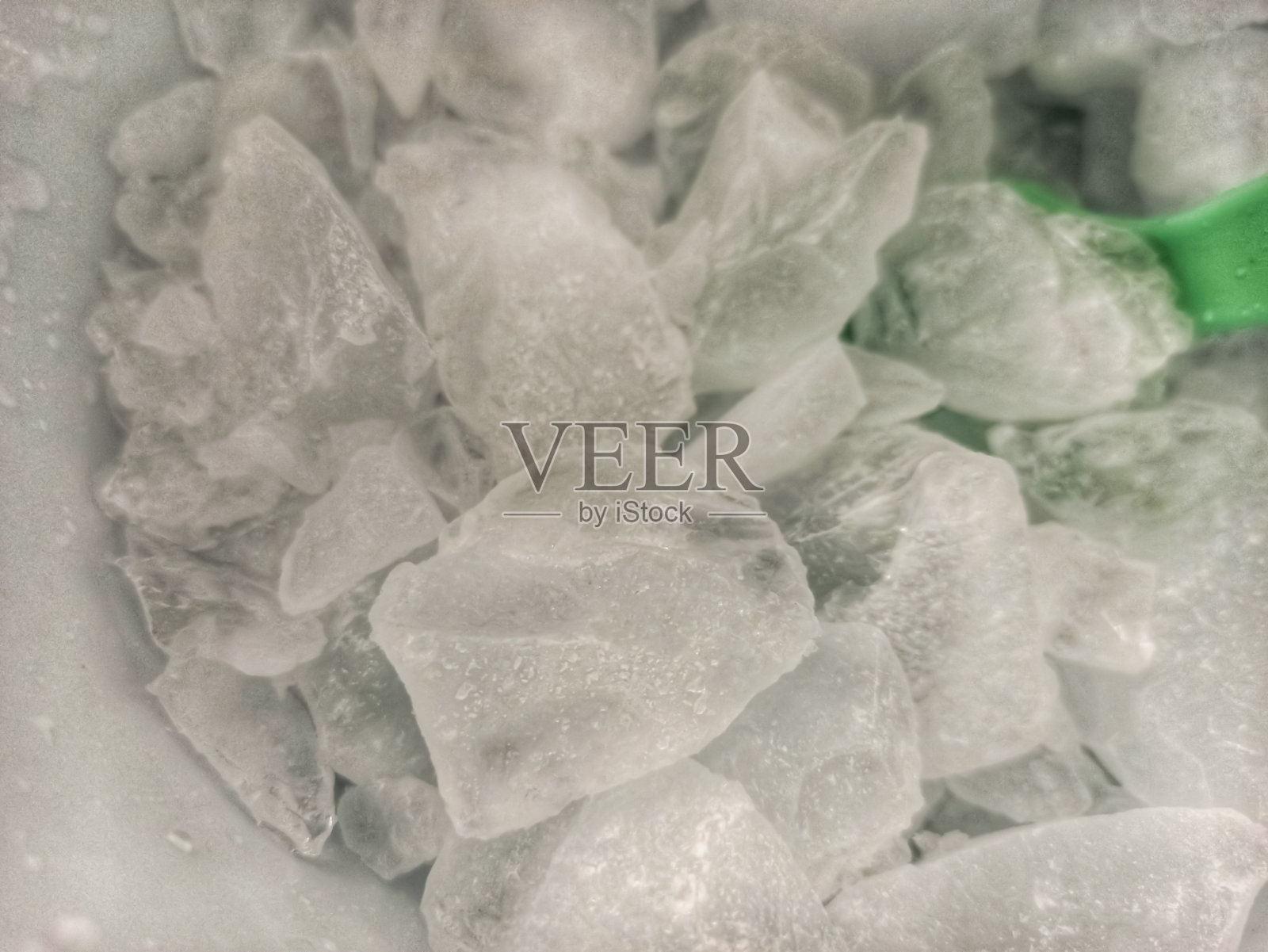 冰镇瓶:迷你冰块在一个紧凑的容器照片摄影图片