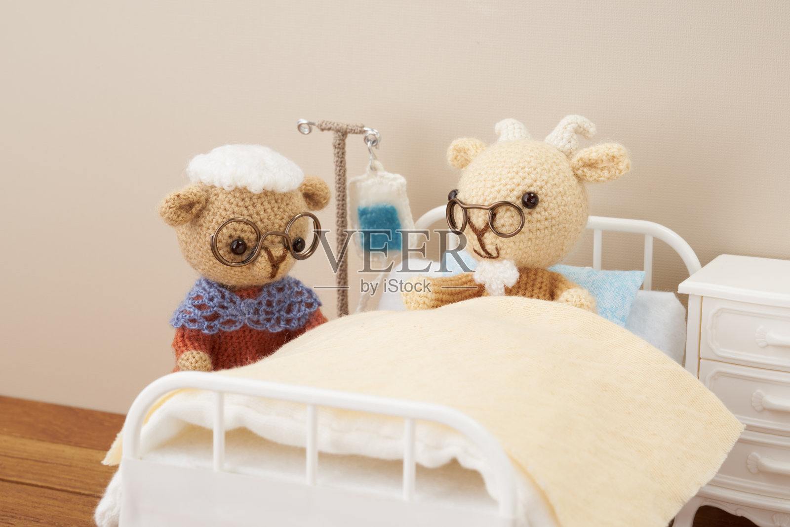 手工编织玩具。可爱的小动物龟龟娃娃。医院的生活照片摄影图片