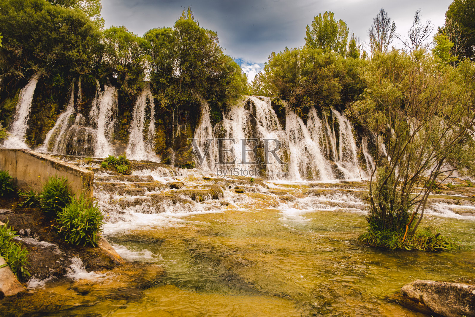 瀑布在Peralejos de Las Truchas照片摄影图片