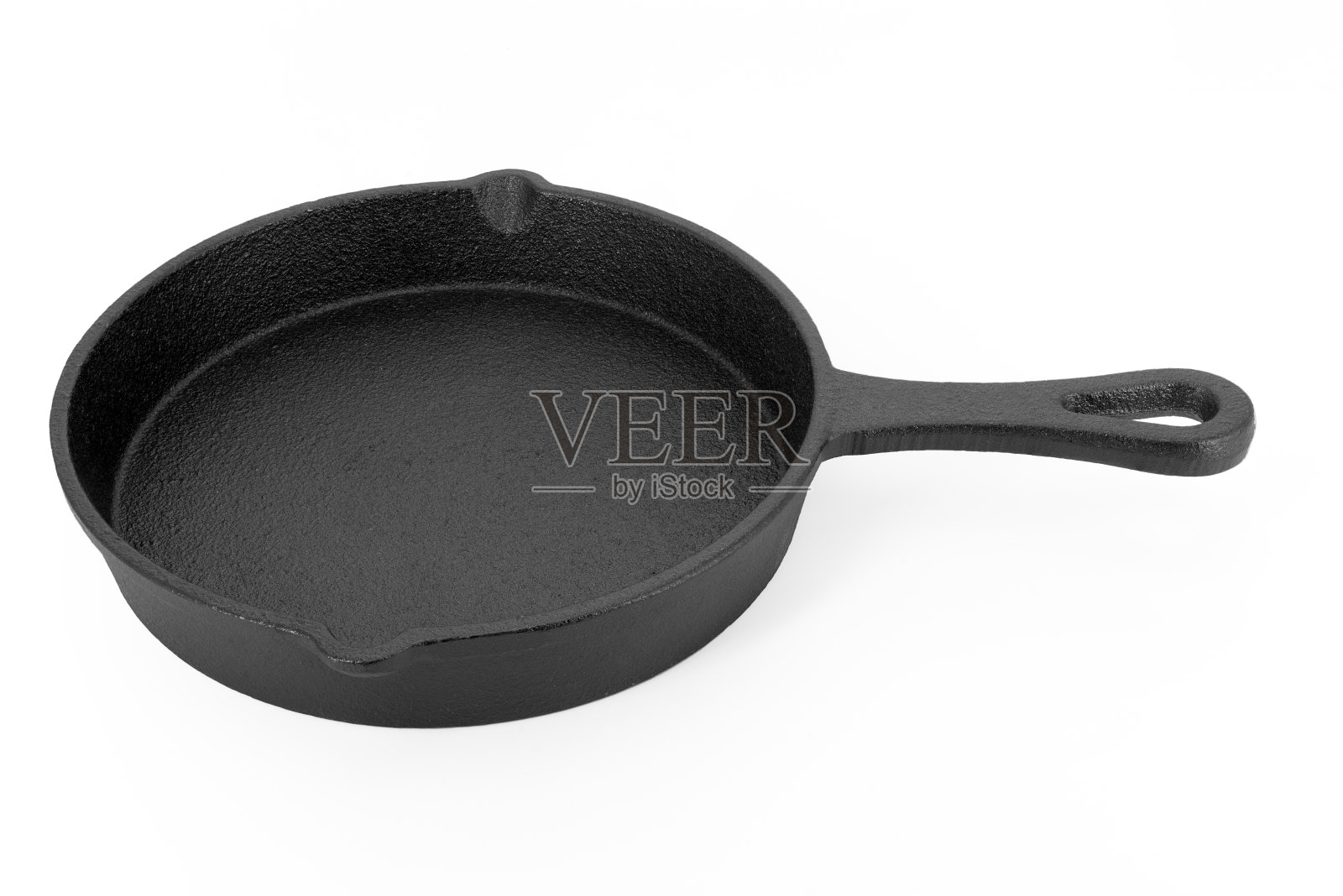 铸铁平底锅孤立在白色背景上。铁黑的煎锅。照片摄影图片