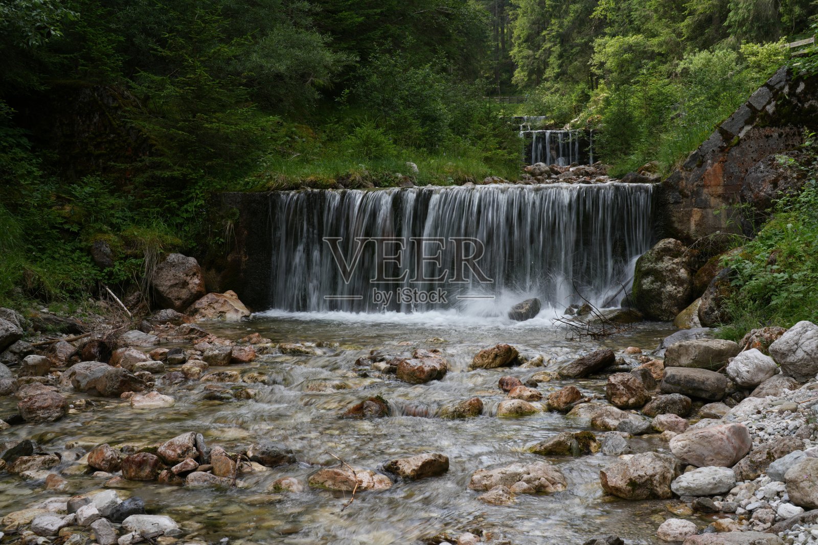 山涧流水照片摄影图片