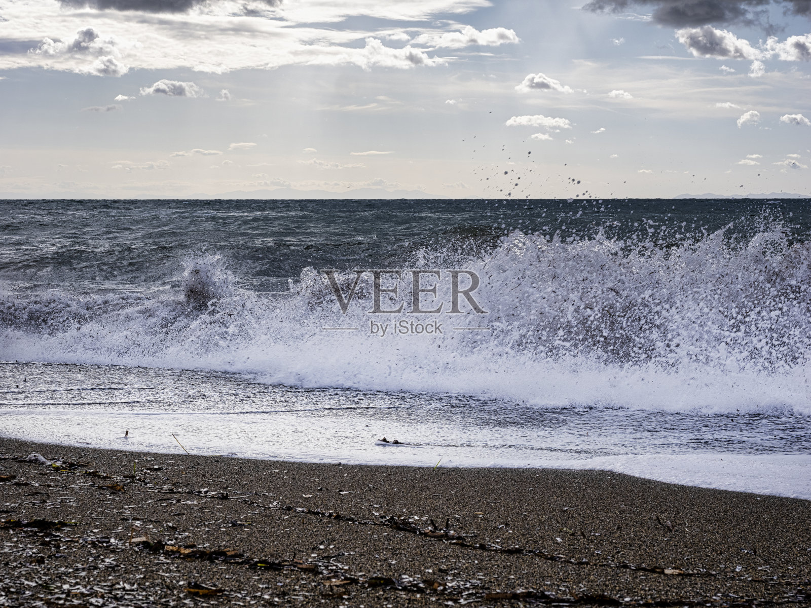 海滩上波涛汹涌,阴云密布照片摄影图片