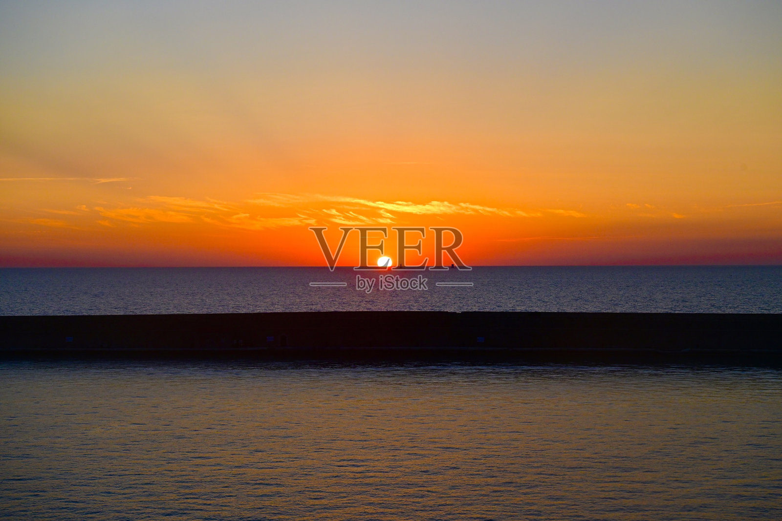 日落时分的意大利利沃诺港。照片摄影图片