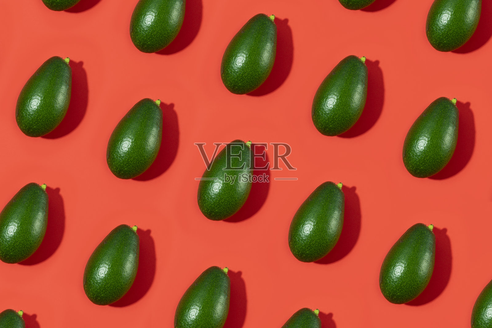 红色背景上的牛油果图案照片摄影图片