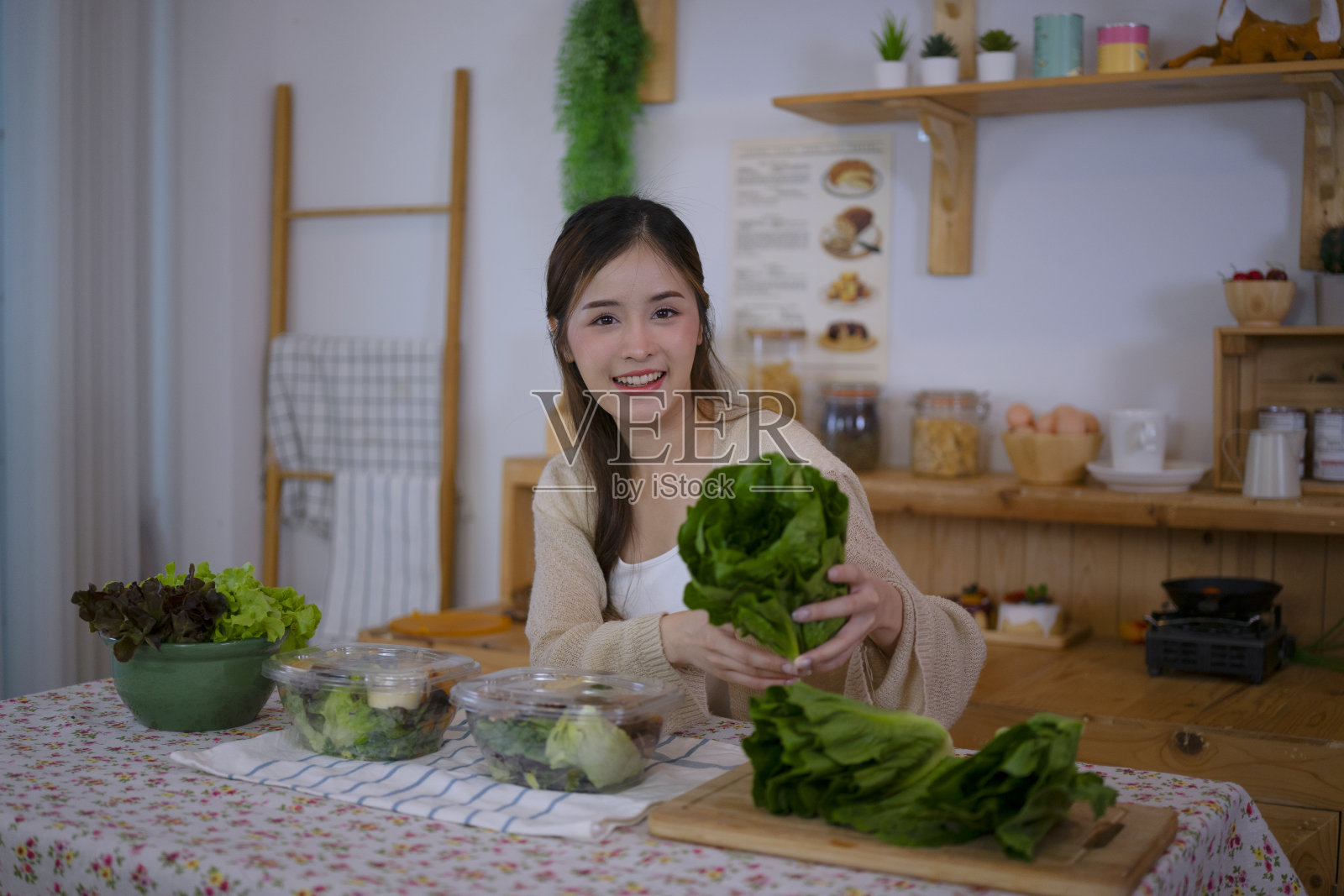 《漂亮女人》正在直播健康食品。照片摄影图片