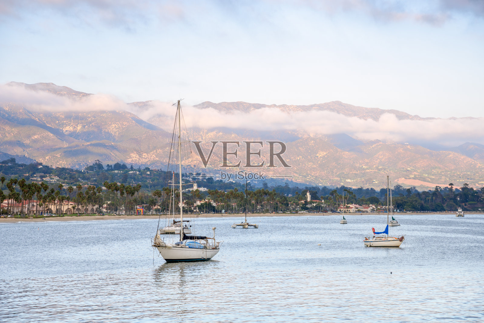 日落时圣巴巴拉湾和海岸线的景色照片摄影图片