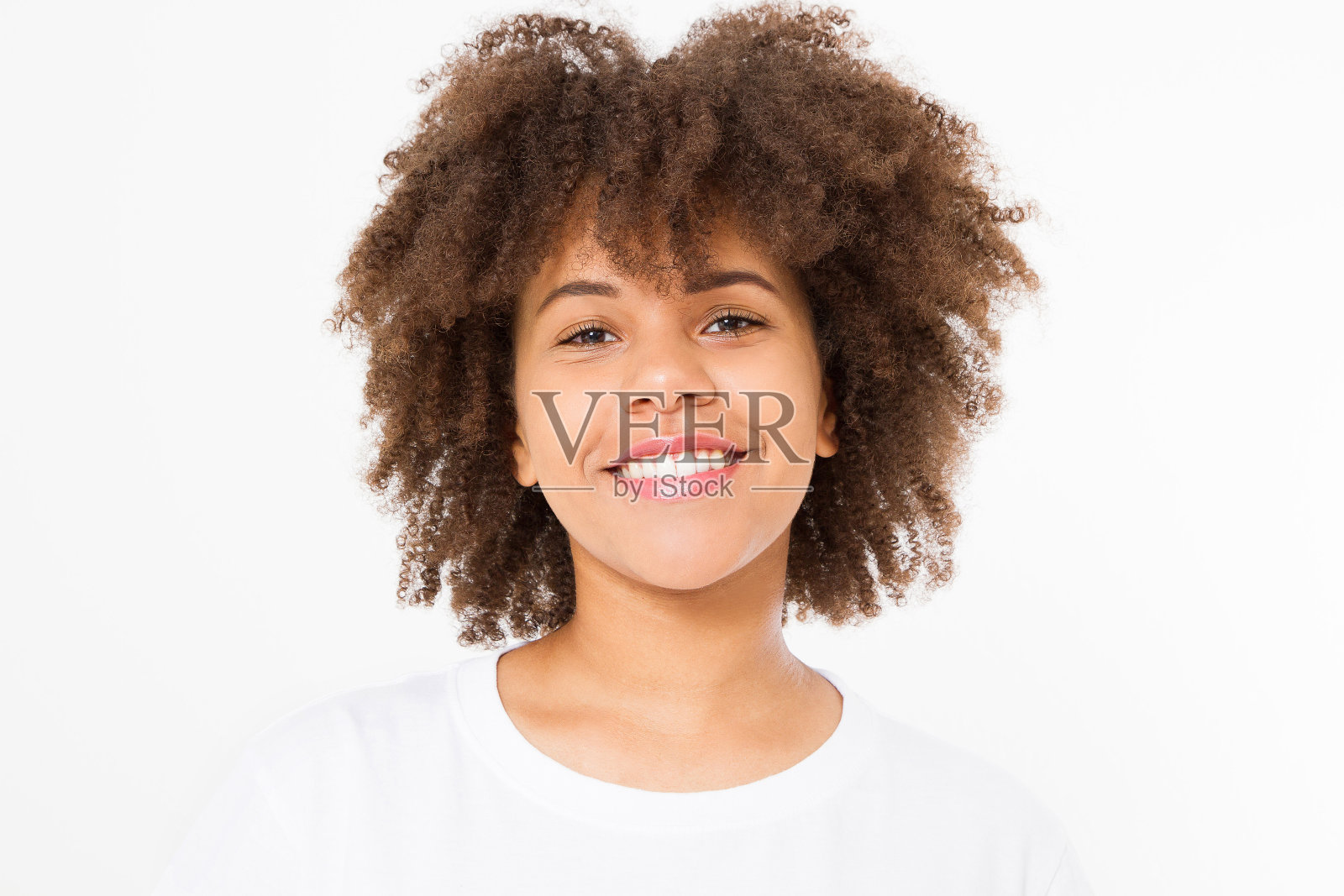 夏天的欢乐时光。年轻美丽的深色皮肤女人的肖像,卷发孤立在白色背景上。女孩的笑容和完美健康的牙齿。副本的空间。模拟。照片摄影图片