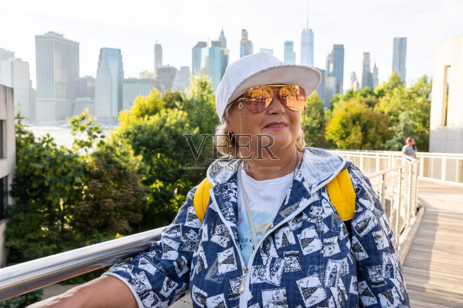 漫步在纽约曼哈顿美景的老妇人照片摄影图片