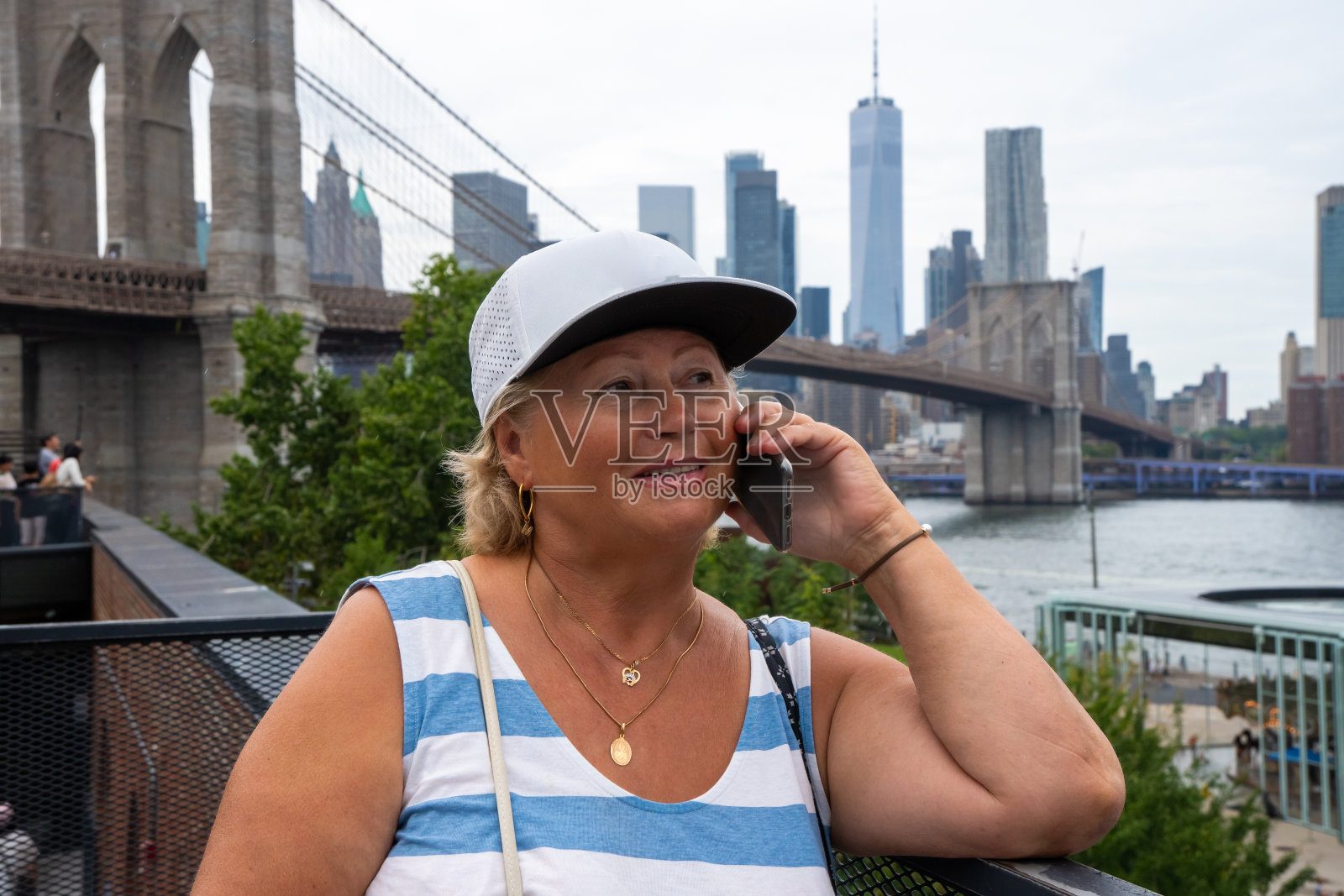 漫步在纽约曼哈顿美景的老妇人照片摄影图片