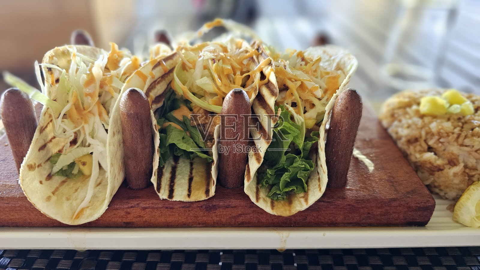 斐济度假餐厅供应鱼玉米饼照片摄影图片