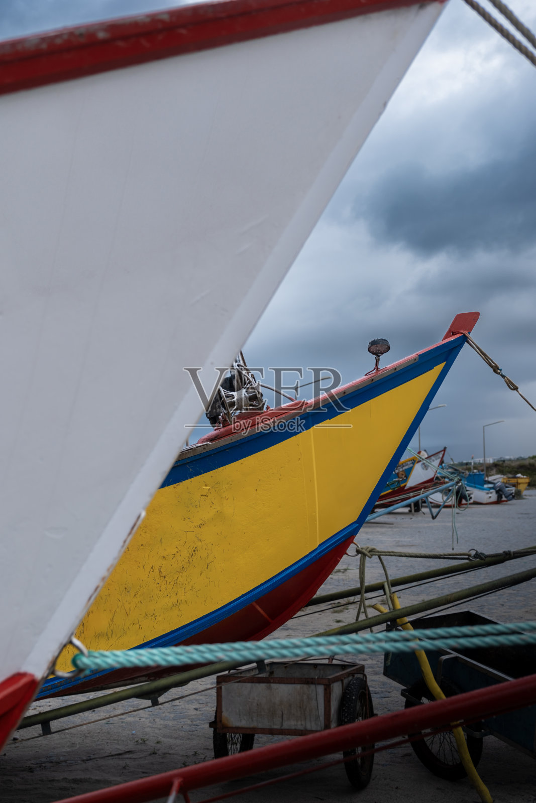 传统的手工渔船在葡萄牙港口Castelo de Neiva捕鱼一天后照片摄影图片