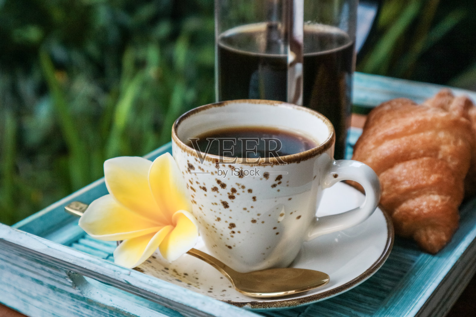 一杯咖啡加牛角面包照片摄影图片