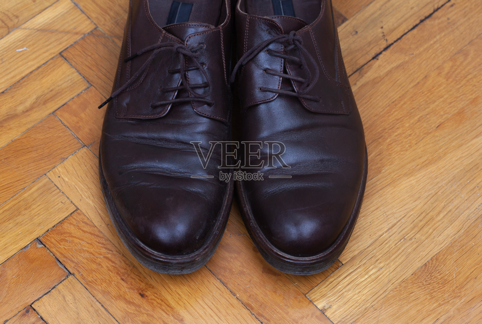 木制地板上的棕色男鞋照片摄影图片