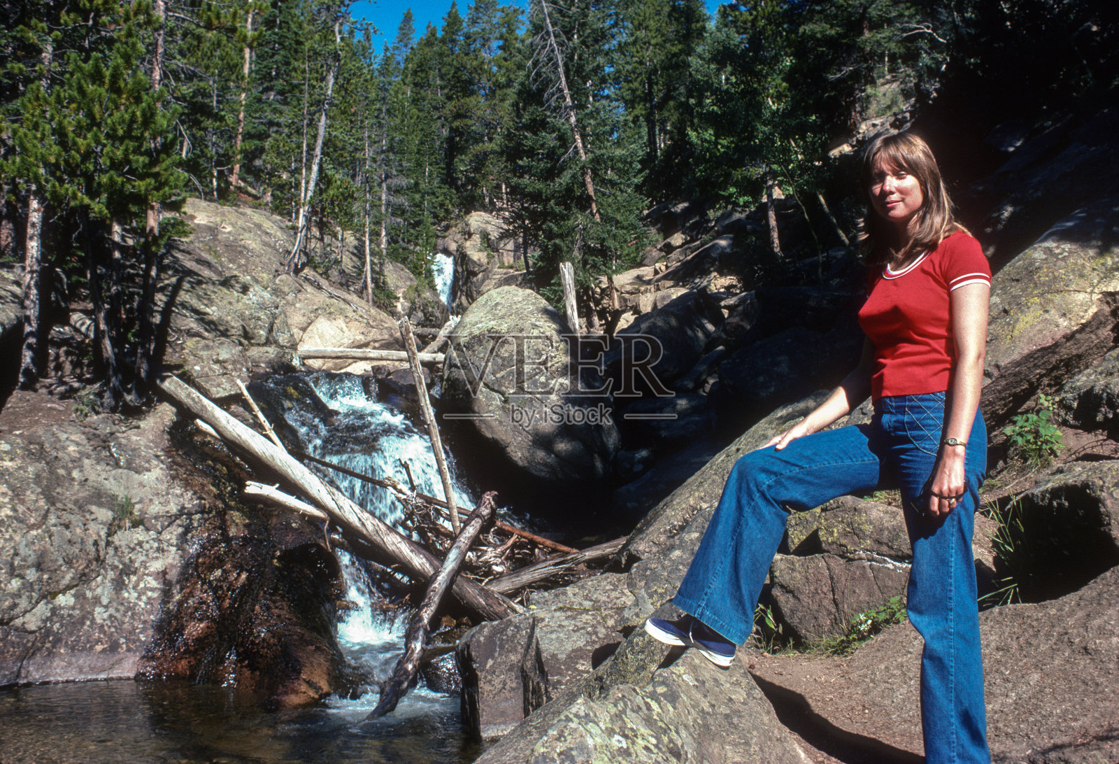 落基山NP -瀑布河路-徒步旅行者在峡谷瀑布姿势- 1977照片摄影图片