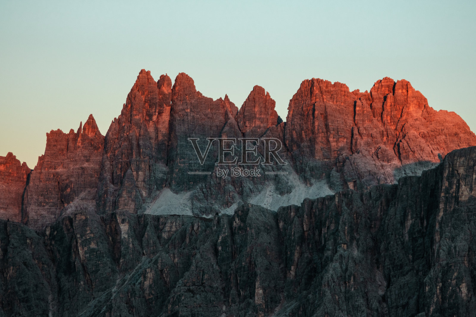 照片中的景观白云石在金色的光照片摄影图片